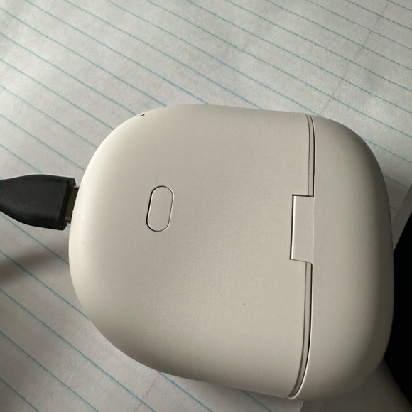 Bose headset earbuds only used once on travel - Picture 2 of 6